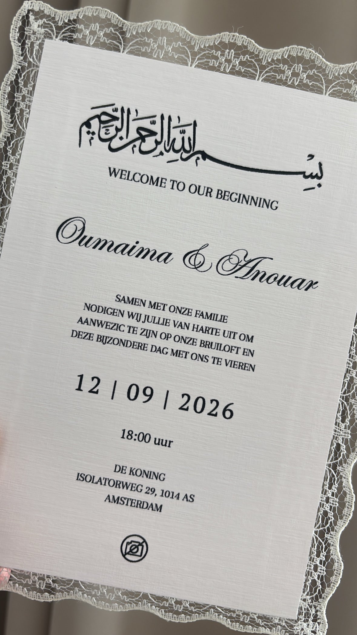 Luxe trouwuitnodiging met kantafwerking