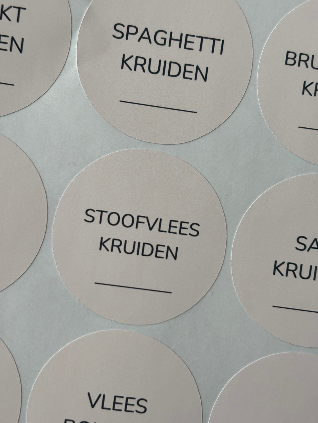 Kruidenlabels rond Nunito | beige