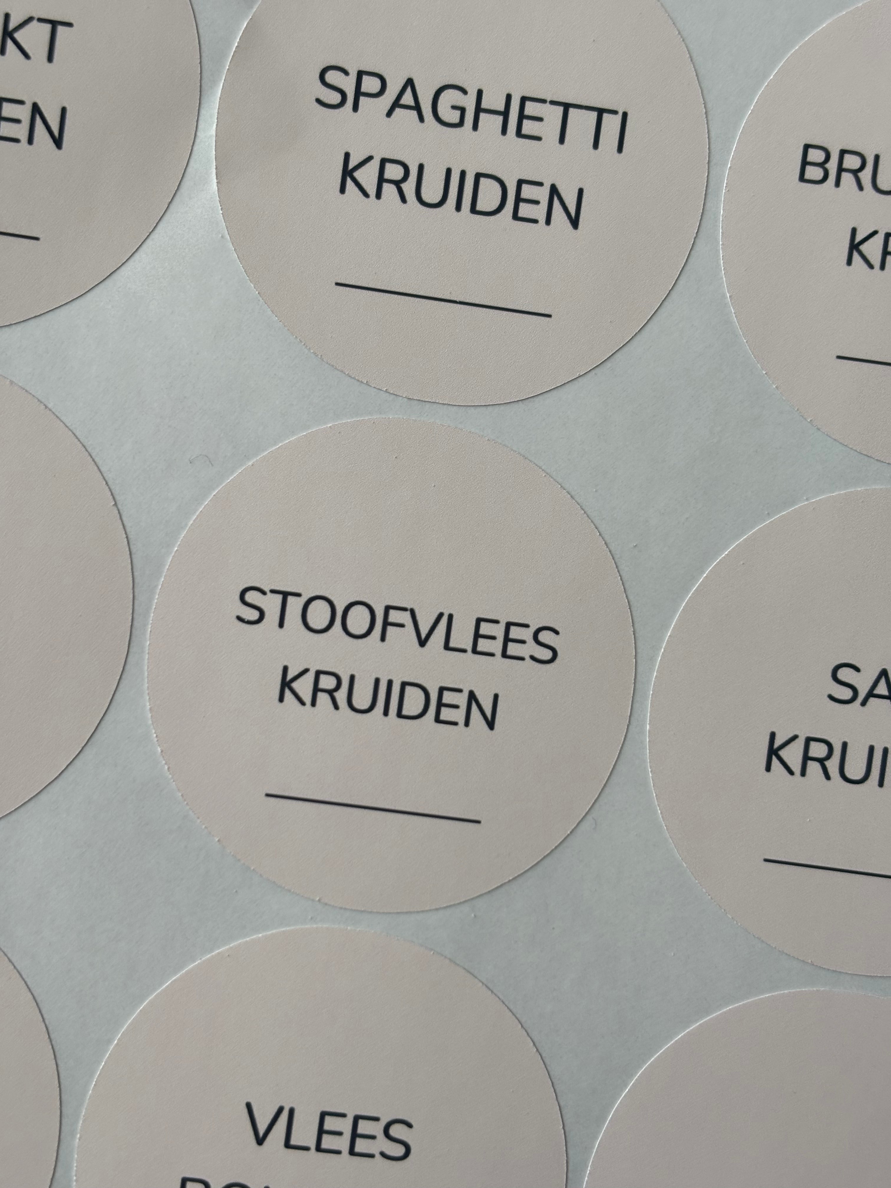 Kruidenlabels rond Nunito | beige