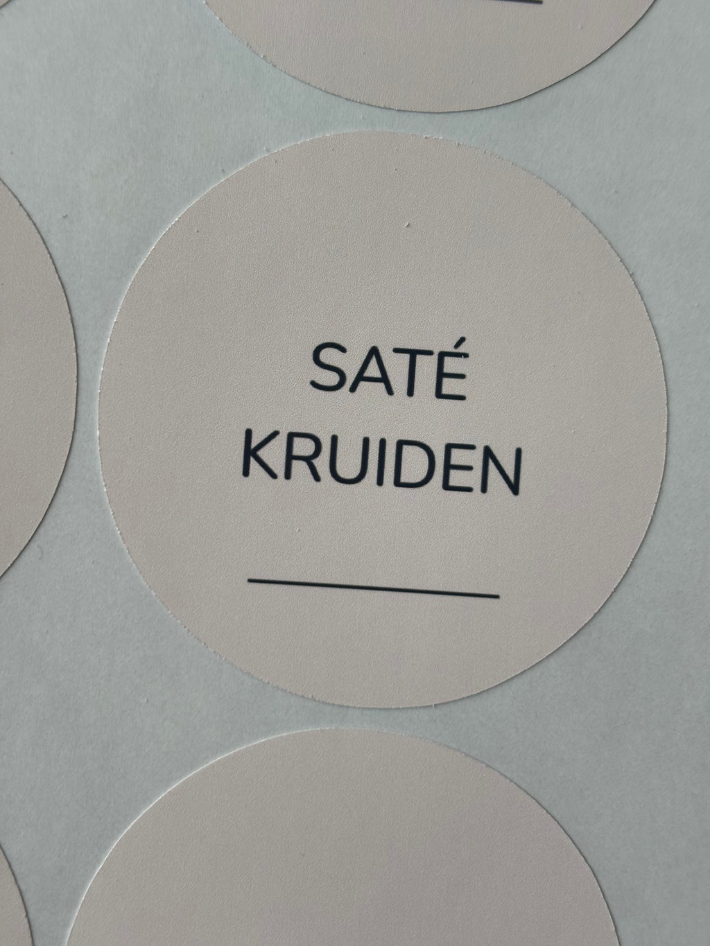 Kruidenlabels rond Nunito | beige