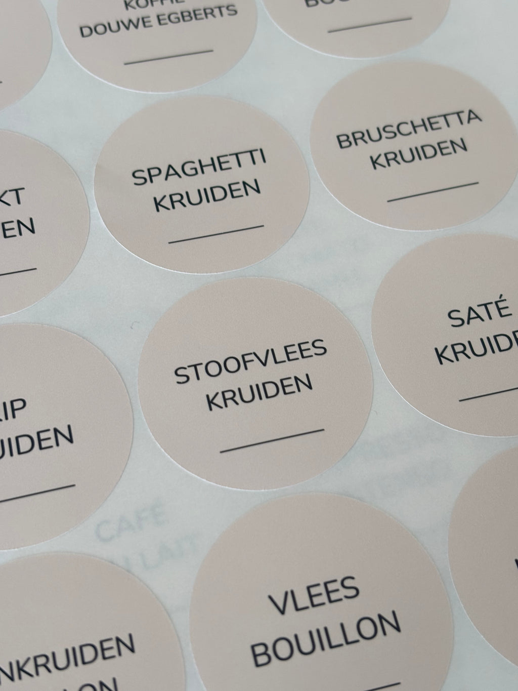 Kruidenlabels rond Nunito | beige