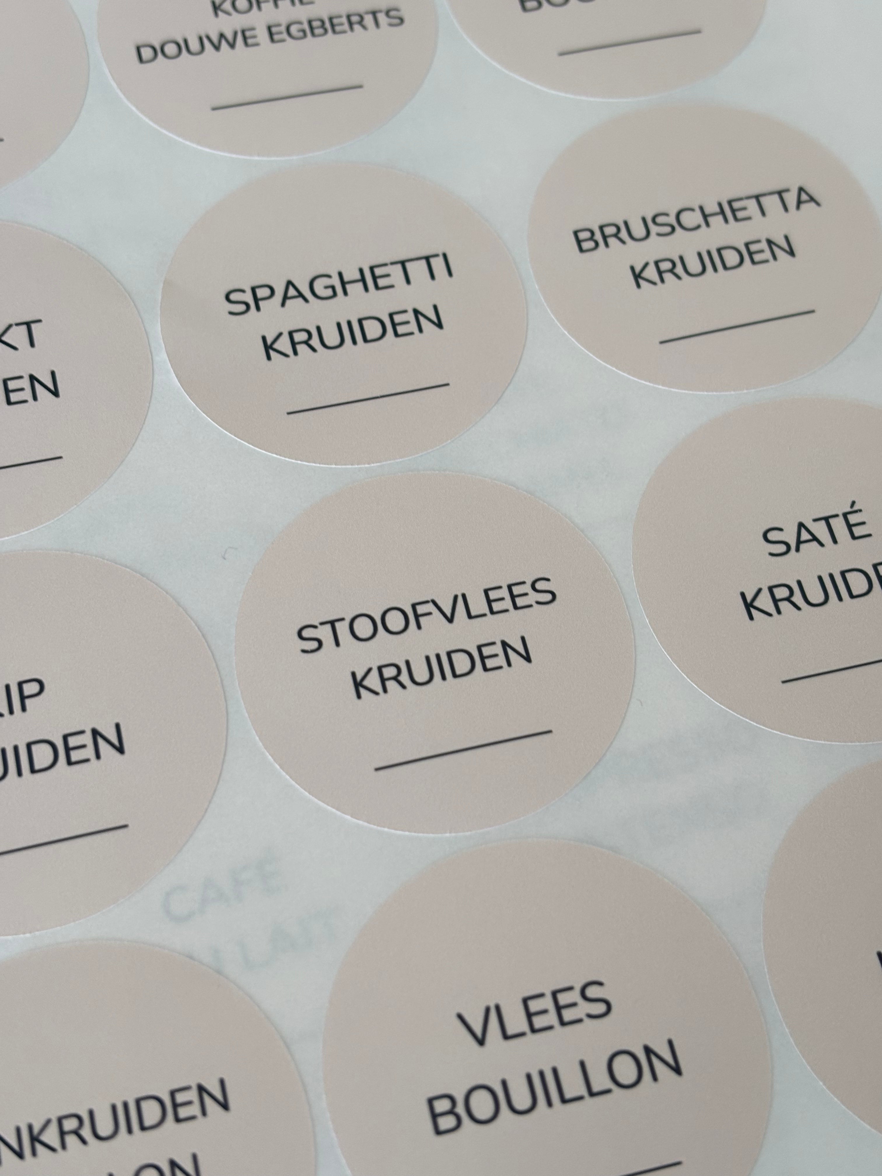 Kruidenlabels rond Nunito | beige