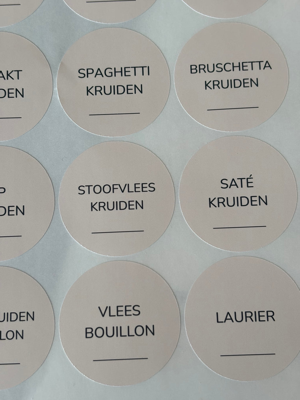 Kruidenlabels rond Nunito | beige