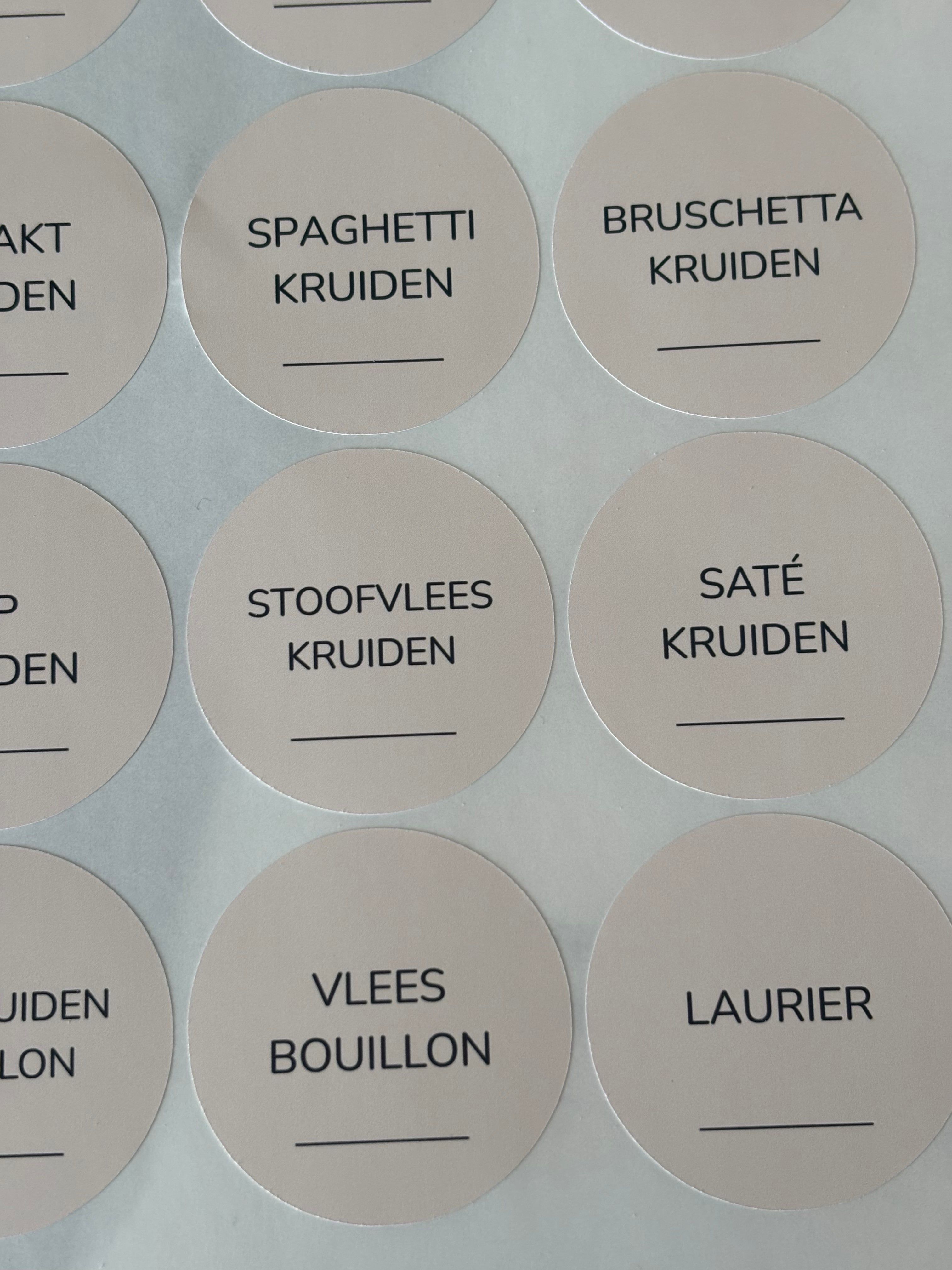 Kruidenlabels rond Nunito | beige