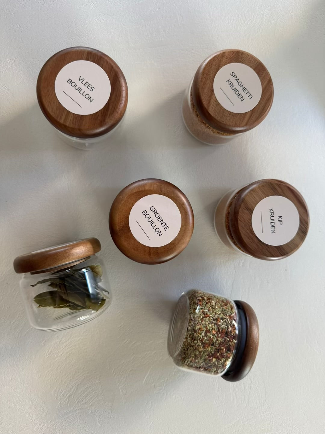 Kruidenlabels rond Nunito