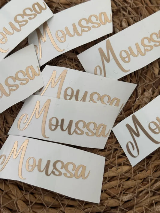 Vinyl Stickers – Perfect voor Glas, Decoratie en Cadeaus

Geef jouw ramen, glazen welkomstborden, dienbladen, ringdoosjes, bedankjes en cadeaudoosjes een stijlvolle en persoonlijke touch met onze hoogwaardige vinyl stickers. Ideaal voor bruiloften, evenementen of unieke cadeaus.

Onze vinyl stickers hechten perfect op gladde oppervlakken zoals glas, acryl en doosjes, en zorgen voor een strak en professioneel resultaat. Dankzij de duurzame kwaliteit blijven ze langdurig mooi en zijn ze bestand tegen vocht.
