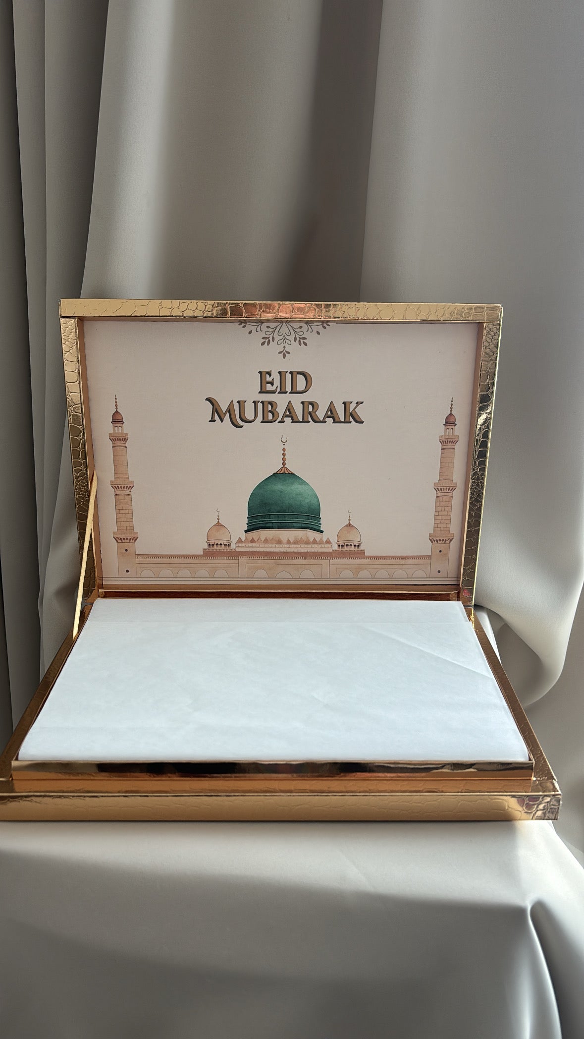 Eid Mubarak chocoladebox gevuld met luxe chocolade in goudkleurige geschenkverpakking